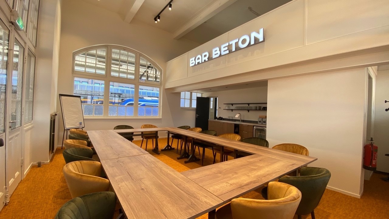  Bar Beton ruime vergaderzaal met eigen faciliteiten voor vergaderen op 1,5 meter afstand